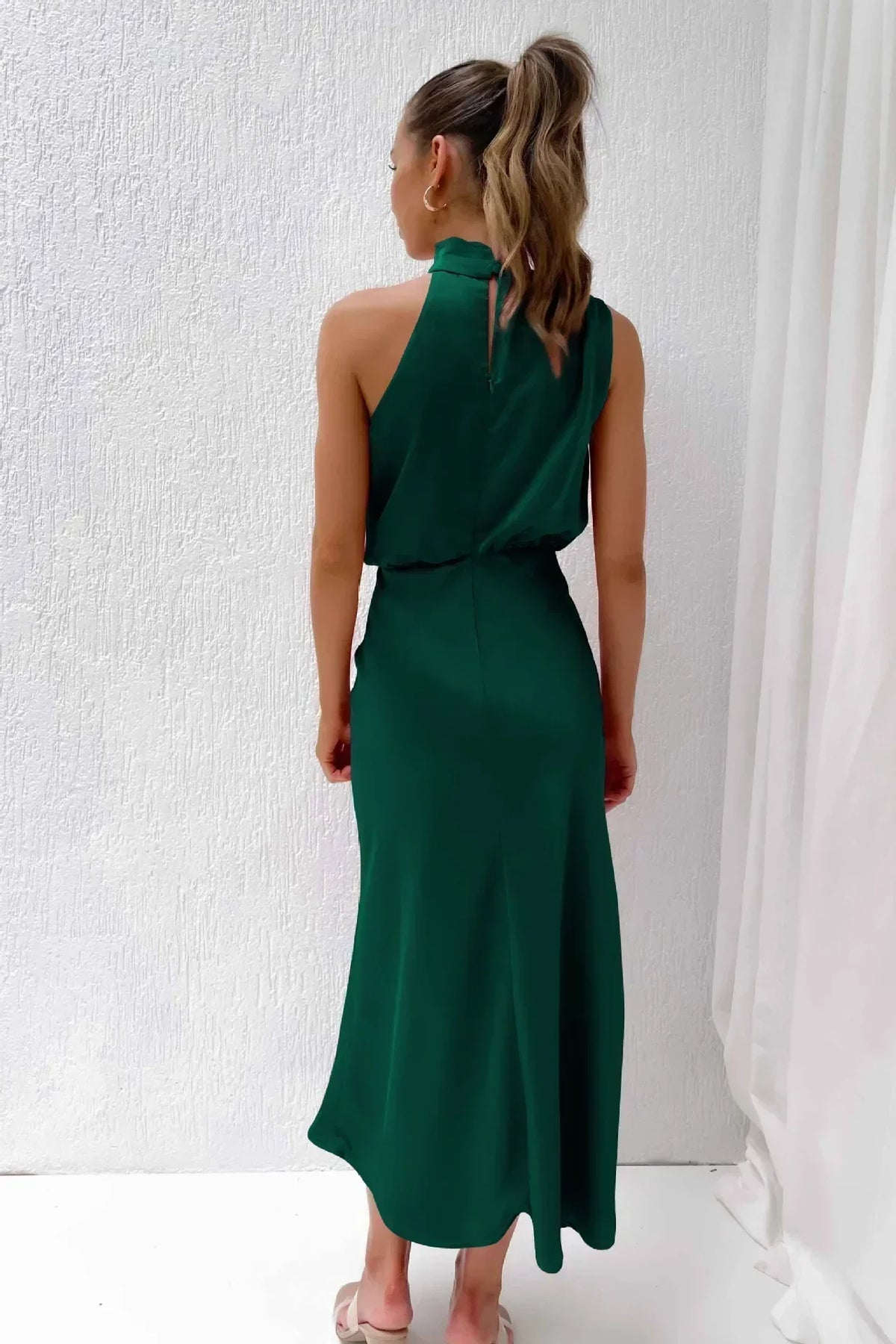 Laura | Vestido de noche de mujer chic con cuello halter y corte fluido