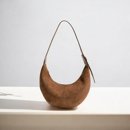 Bolso de Hombro en Forma de Media Luna con Acabado de Ante
