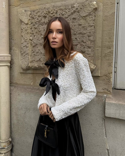 Ava: Blazer Corto con Lentejuelas y Lazo