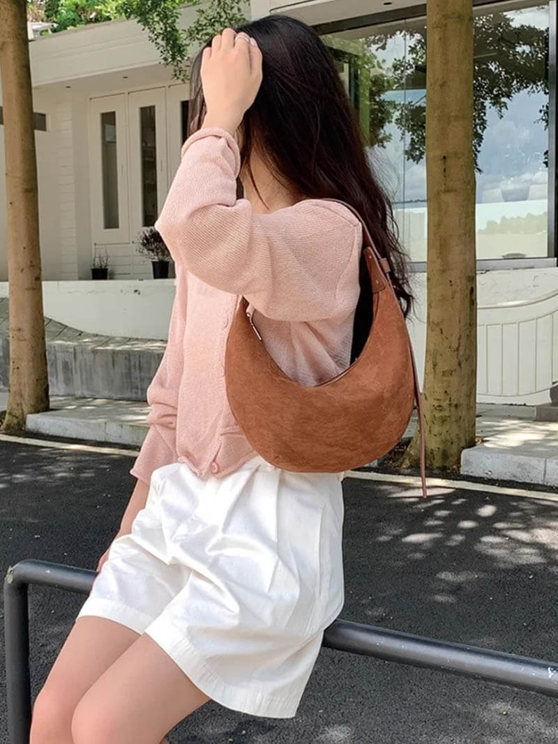 Bolso de Hombro en Forma de Media Luna con Acabado de Ante