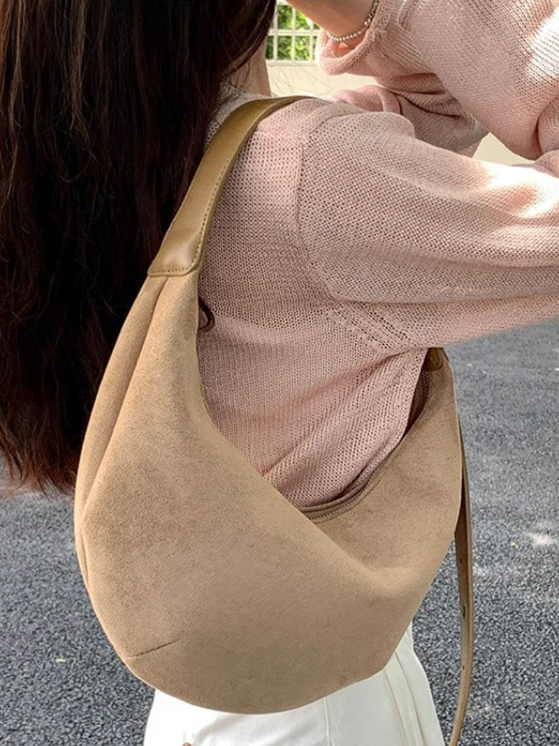 Bolso de Hombro en Forma de Media Luna con Acabado de Ante