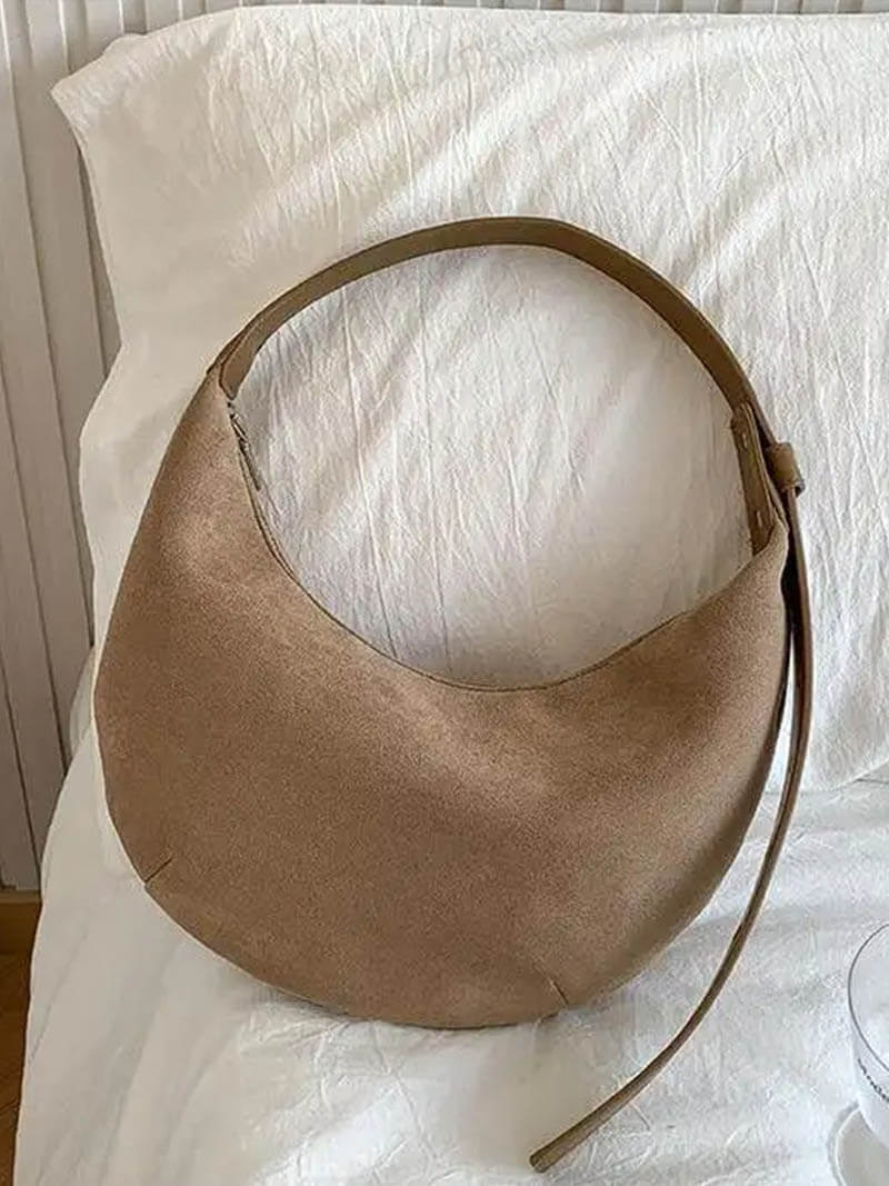 Bolso de Hombro en Forma de Media Luna con Acabado de Ante