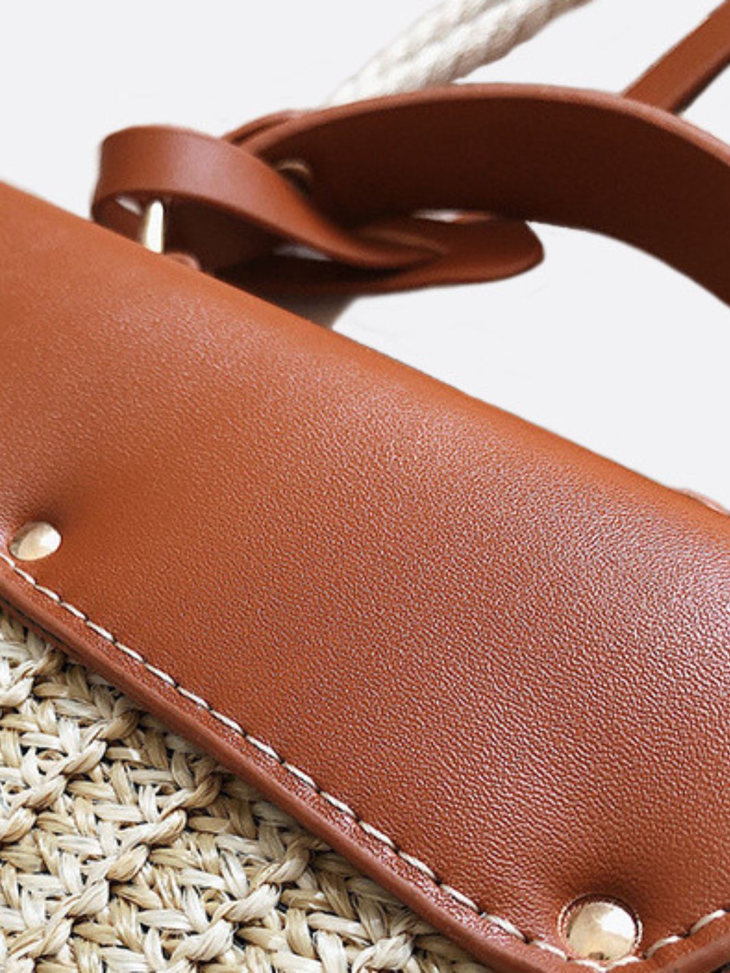 Bolso de Mano Estructurado de Paja con Solapa de Cuero Vegano y Correa de Cuerda
