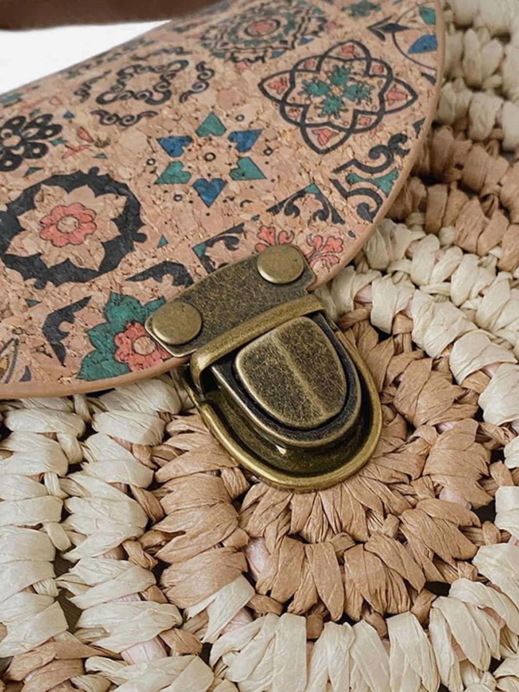 Bolso Redondo de Paja con Solapa Étnica